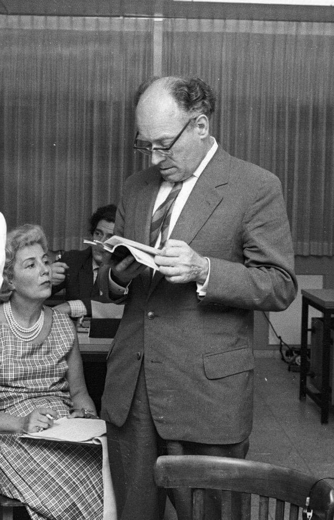Rudolf Kuerstermayer, correspondent for ”Deutche Presse Agentur” reads his pool notes on the execution of Adolf Eichmann.